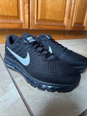 Nike women’s air max 2017 Sneakers with Light Gray Swoosh